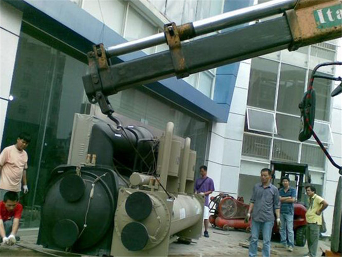 白云区随车吊和汽车吊的核心区别是什么？哪种更省钱？